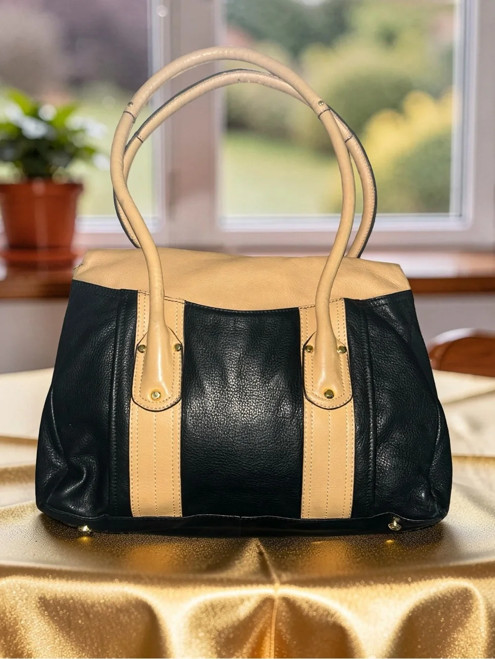 B. Makowsky Black & Tan Leather Medium Flap Satchel Handbag Purse Satchel